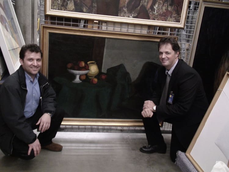 Orbán Dezső Nagy csendélet (1911, olaj, vászon) című festménye előtt, Magyarország akkori ausztráliai nagykövetével, Csaba Gáborral, az Ausztrál Nemzeti Galéria raktárában 2010-ben (forrás: Barki Gergely)
