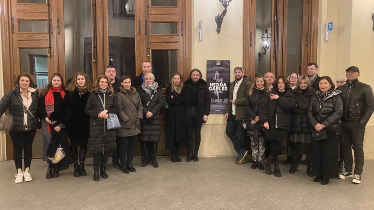 „2023 februárjában torinói vendégjátékra utaztunk a Mecénás kör egyes tagjaival a Hedda Gabler című előadásra ” (forrás: Sipos Szilvia)