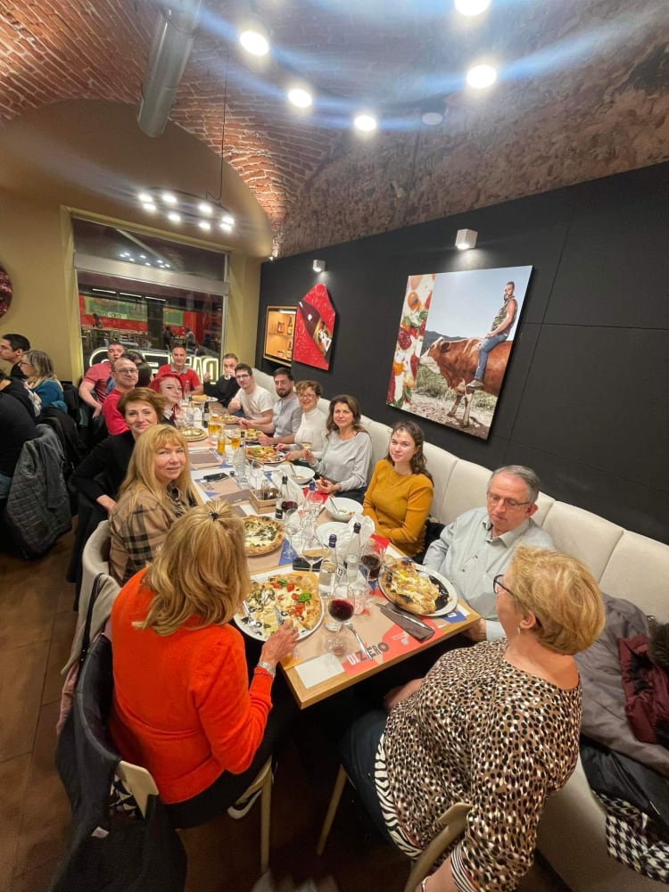 Amíg az alkotók próbálnak, a támotatói kör tagjai közös vacsorán vesznek részt egy hangulatos trattoriában, 2023-ban Torinóban (forrás: Sipos Szilvia)