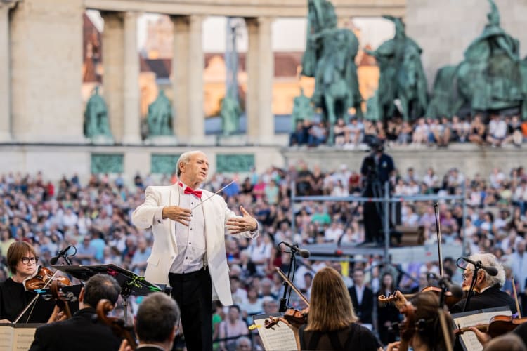 A Budapesti Fesztiválzenekar koncertje a Hősök terén 2023-ban (fotó: Stiller Ákos)
