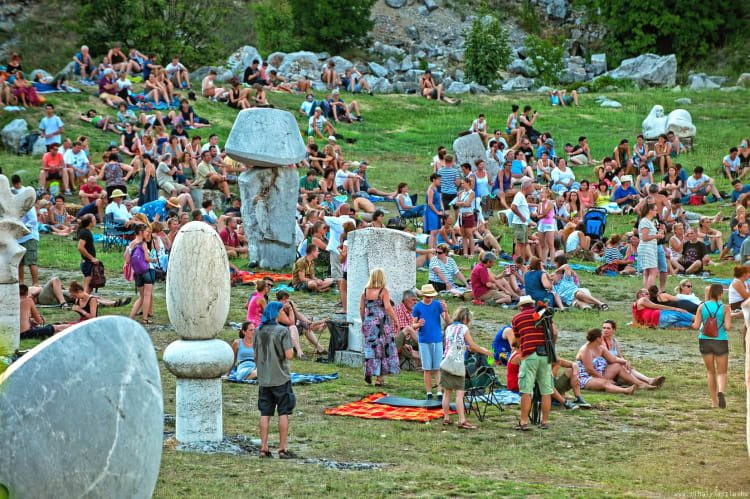 Fesztiválozók a nagyharsányi Szoborparkban (fotó: Mihály László)