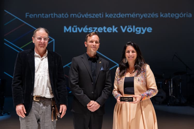Kő Boldizsár, az Art is Business Fenntartható művészeti kategória díj 2024-es győztese, Balogh Máté András, az Art is Business elnöke és Oszkó-Jakab Natália a 2025-ös Art is Business díjátadón (fotó: Mohai Balázs)