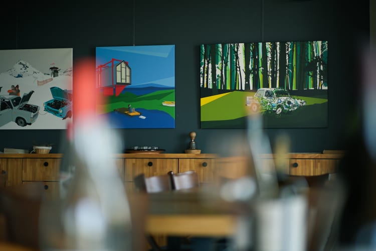 A Heimann Birtok bisztrója, az alkotások Weiler Péter, drMáriás és Galambos Tamás munkái (fotó: Busák Attila)