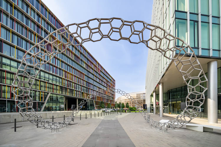 Szalay Péter szobrászművész Lemniszkáta térplasztikája a Liberty irodaház előtt (fotó: Hlinka Zsolt)