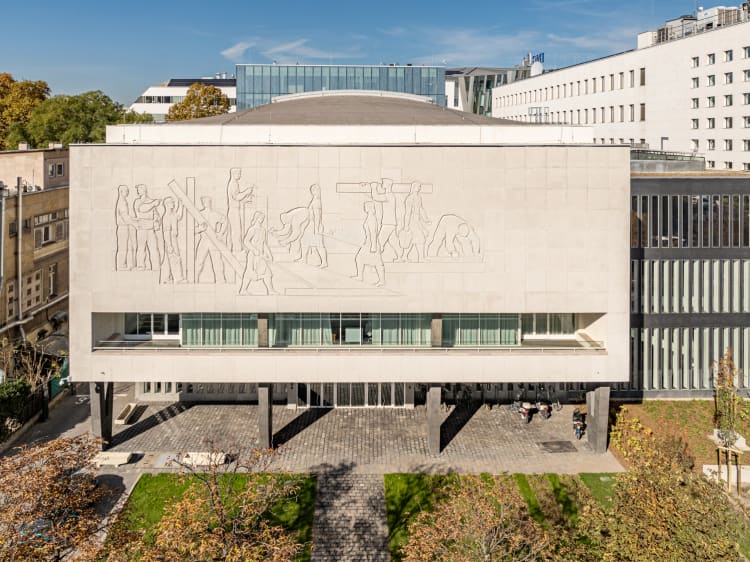 Tar István Építők című alkotása a felújított MÉMOSZ-székház homlokzatán (forrás: WING)