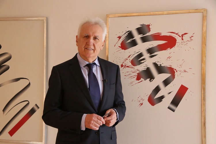 Vass László, mögötte Hencze Tamás Szürke gesztus (1987) és Hommage à Korniss (1989) című képei (fotó: Vámos Judit)