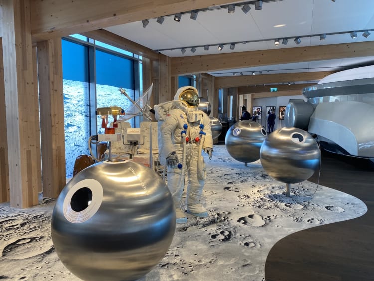 Az Omega Speedmaster órája elkísérte az Apollo-11 legénységét is a Holdra, ezért Moonwatchnak is nevezik az égitesten járt első órát. A küldetésről a múzeumban is megemlékeznek (a szerző felvétele)