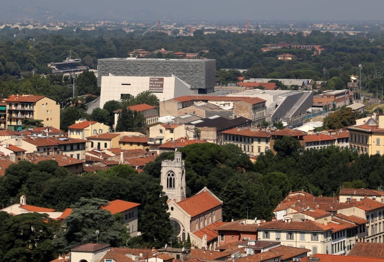 Firenze látképe a Teatro del Maggio Musicale Fiorentino épületével (forrás: Wikimedia Commons)