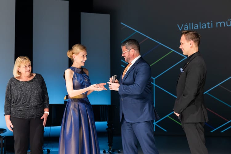 Oláh Ágnes, a Veolia Magyarország Zrt. marketingvezetője, Sulciová Silvia, Noah Steinberg, az Art is Business Díj Vállalati kulturális projekt kategóriájának győztes cége, a WING Zrt. vezérigazgatója és Balogh Máté András, az Art is Business elnöke a 2025-ös Art is Business díjátadón (fotó: Mohai Balázs)