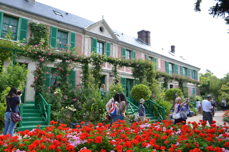 Látogatók a Monet-háznál (forrás: Wikimedia Commons)
