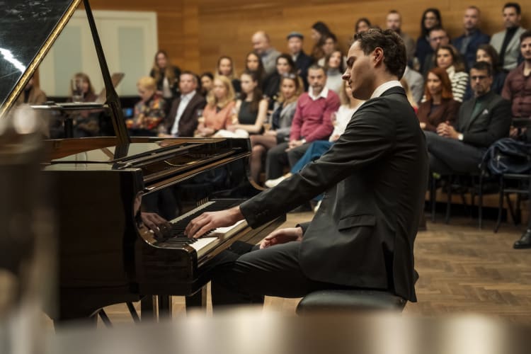 Az eseményen zongorán játszott Szaniszló Attila, a Zeneakadémia hallgatója