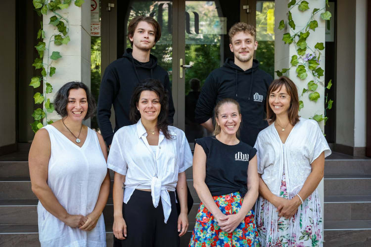 A társulat. Felső sor (balról jobbra): Paul Wiehe és Jonas Gundelach. Alsó sor (balról jobbra): Lotz Katalin, Perrine Martin, Melissa Hermann és Sipos Eszter