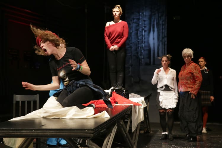 Jelenet a Nyolc nő című darabból