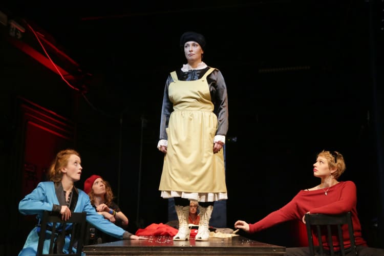 Jelenet a Nyolc nő című előadásból