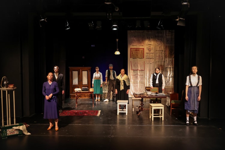 Jelenet a Nehéz csomag című darabból