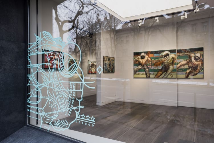 Részlet a kiállításból. A falon a művész Asztronauták című műve
