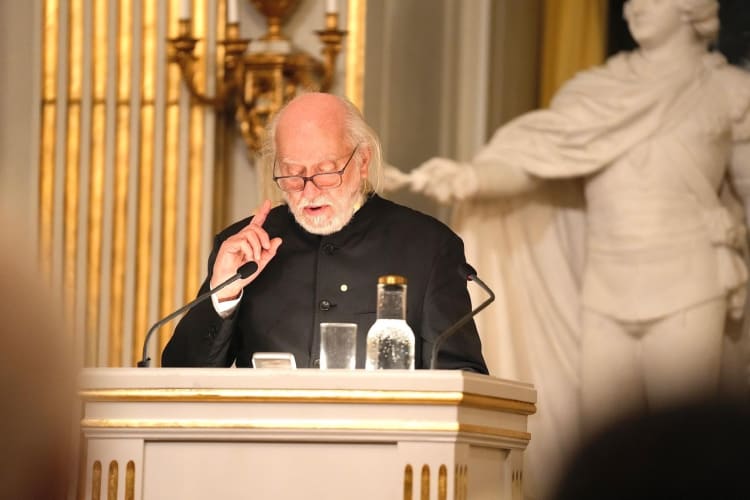 2025 irodalmi Nobel-díjasa, Krasznahorkai László ünnepi beszédt mond a a Svéd Királyi Akadémián (fotó: Nobel Prize Outreach, Anna Svanberg)