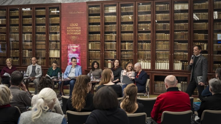 A kerekasztal-beszélgetés résztvevői (balról jobbra): Pistyur Veronika, dr. Légrádi Gergely, Demján Lídia, Domak István, Oláh Ildikó, Podonyi Hedvig, L. Horváth Katalin, Ivanics Tamás és Balogh Máté András, az Art is Business elnöke (fotó: Török Dániel)