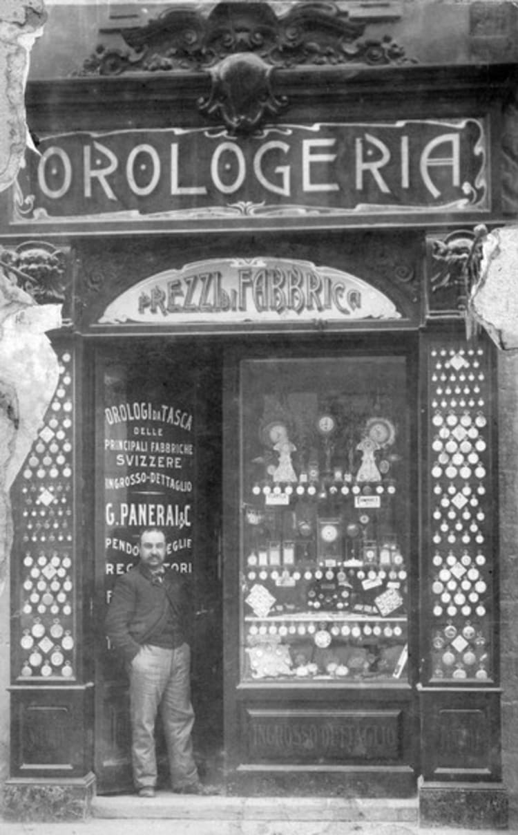 Giovanni Panerai az üzlete előtt 1860-ban (forrás: Wikimedia Commons)