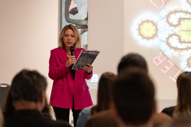Giovanna Chiappini Carpena az Art is Business Olaszország kulturális és üzleti életével foglalkozó nyomtatott lapszámának bemutatóján 2025 szeptemberében (fotó: Pixolar Photography)