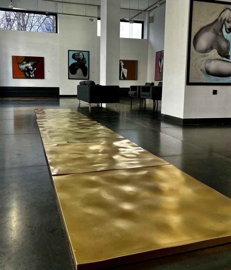 E. László Endre Meglepetés / Surprise című kiállításának enteriőrje a Hybrid Art Space Galériában 2023-ban, a földön az Aranyon járni című objekt (forrás: Erdész László)