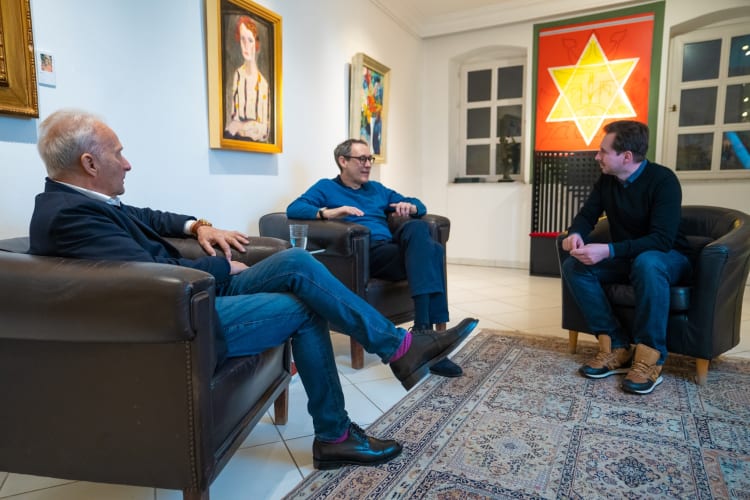 Erdész László, Málnay B. Levente és Tóth Olivér, a falakon Lossonzcy Tamás, Frank Frigyes és Jakovits József festményei (fotó: Pixolar Photography)