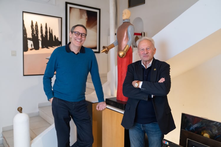 Málnay B. Levente és Erdész László, mögöttük Oskar Schlemmer szobra, a falon Fehér László alkotása (fotó: Pixolar Photography)