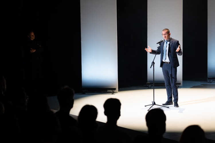 Renfer Péter a 2025-ös Art is Business díjátadón (fotó: Mohai Balázs)