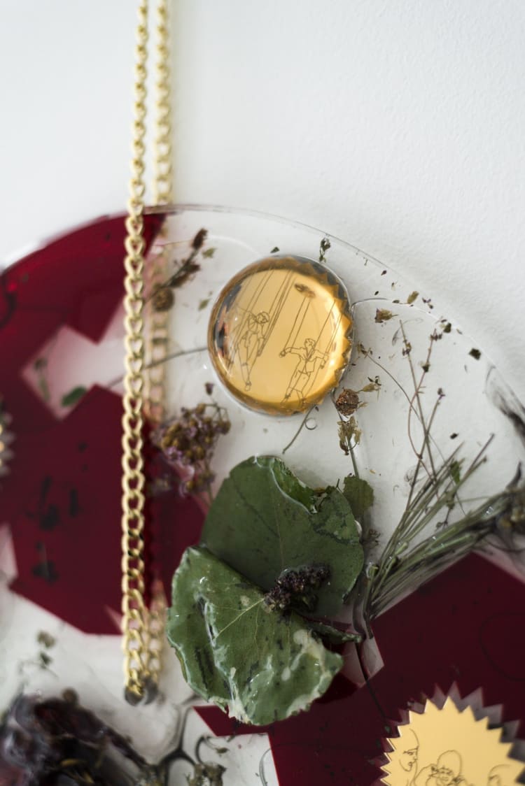 Kerékbetört Hárpia – részlet Ács Kinga-Noémi Kerékbetört Női Sorsok című sorozatából (forrás: The Space Gallery)