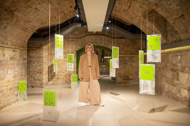 Ács Kinga-Noémi a Dominóhatás-installációval (forrás: The Space Gallery)