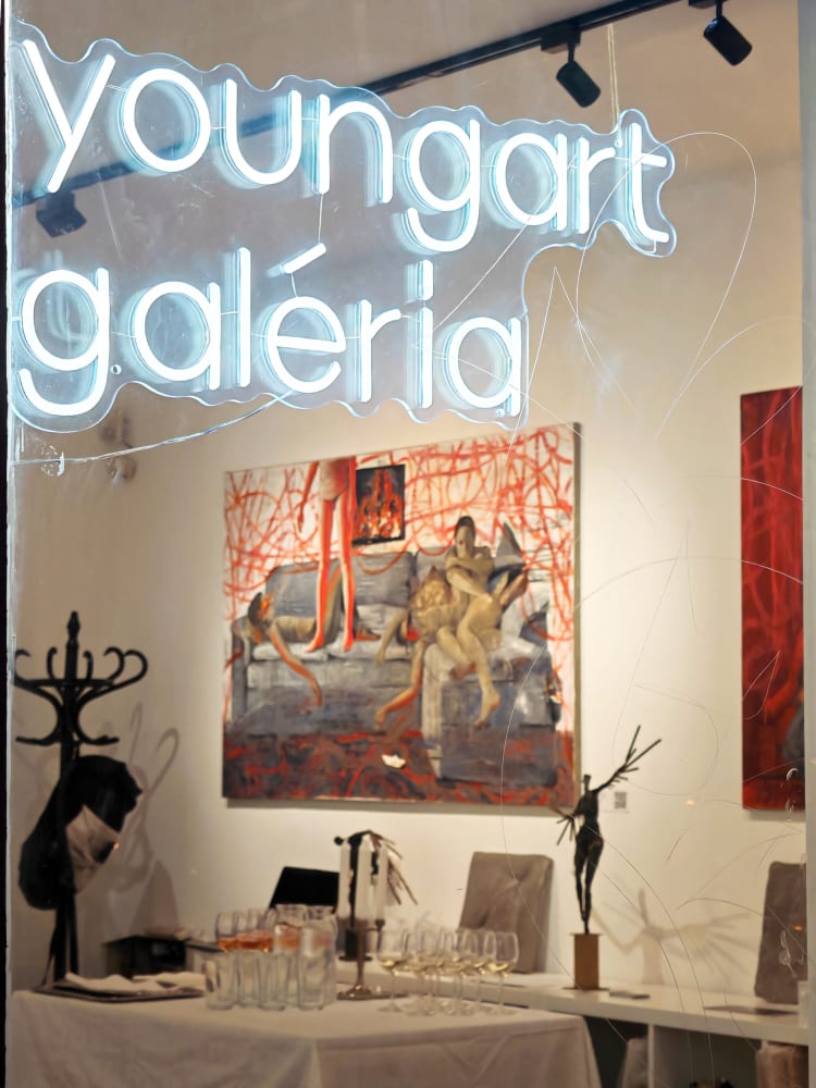 Részlet a kiállításból. A falon Kopeliovich Milada The floor is lava című alkotása