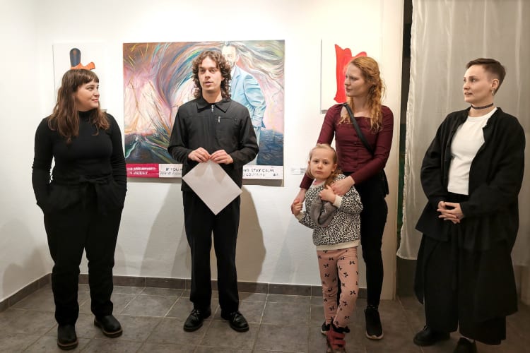 Radics Panka és Rözge Koppány, a youngart galéria kurátorai, Békési Adrien és Milada Kopeliovich a kiállítás megnyitóján