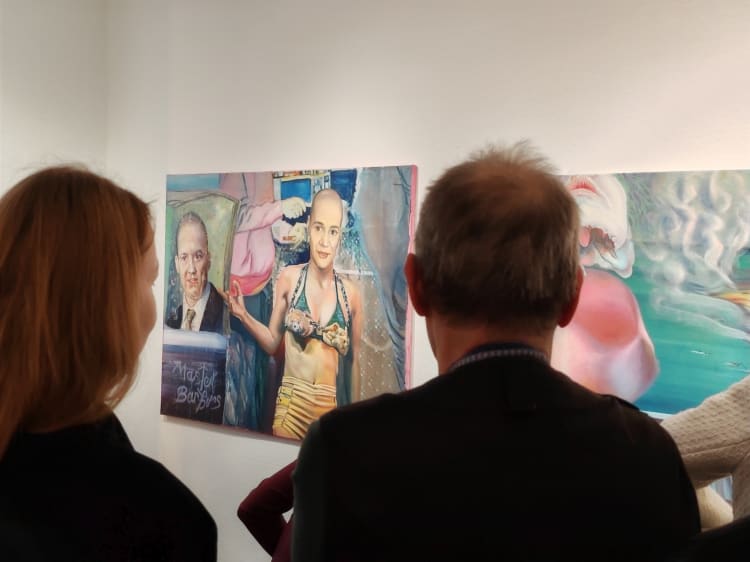 Részlet a kiállításból. A falon Békési Adrien Mester fodrászok és Másik szoba című alkotásai