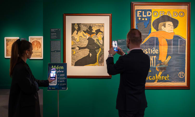 átogatók használják az ARtmemes applikációt Az élet művészete – Szecessziós plakátművészet és tárgykultúra Magyarországon (1895–1914) című tárlaton (fotó: Szépművészeti Múzeum – Magyar Nemzeti Galéria / Szántó András)