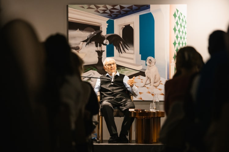 Müller Péter előadást tart a HAB-ban, mögötte Jina Park Jennings kutyája Csodaországban című alkotása (fotó: Komróczki Dia)