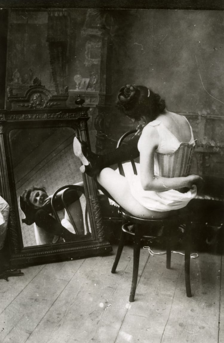 Ismeretlen fotográfus: Nő a tükör előtt, 1910 körül (forrás: Magyar Fotográfiai Múzeum)