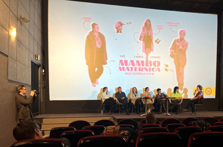 Kerekasztal-beszélgetés a film sajtóvetítése után. A színpadon (balról jobbra): Iványi Petra, Schmied Zoltán, Székely Rozi, Sipos Vera, Török-Illyés Orsolya és Gyárfás Dorka (fotó: Tóth Artin)