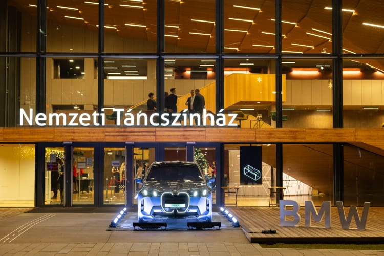 Az új iX3 a Nemzeti Táncszínház épülete előtt, a 2025-ös Art is Business Díjátadón (fotó: Mohai Balázs)