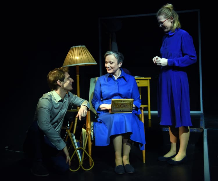 Jelenet a Kincses Réka rendezte Nem vagyok Miriam című előadásból (fotó: Szkárossy Zsuzsa, Vígszínház)