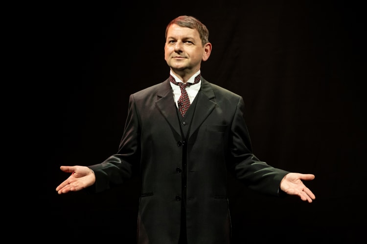 Fesztbaum Béla a Kincses Réka rendezte Pesti Polgár című darabban (fotó: Juhász Éva, Vígszínház)