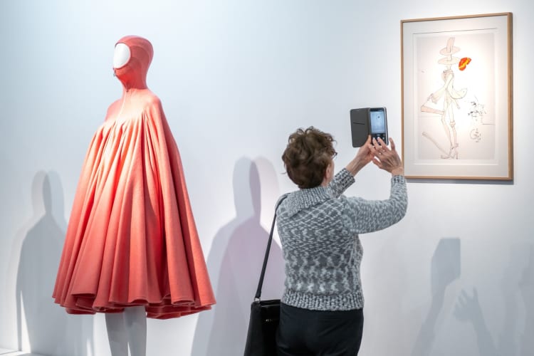 Látogató az Időmimikri: Salvador Dalí divatvíziói és az Iparművészeti Múzeum kortárs magyar divatanyaga című kiállításon