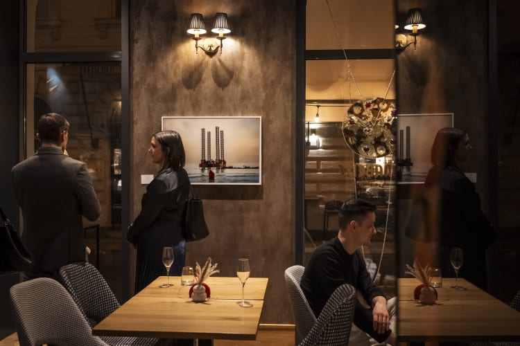 Látogatók A Nő kendőzetlenül kiállításon (fotó: Török Dániel)