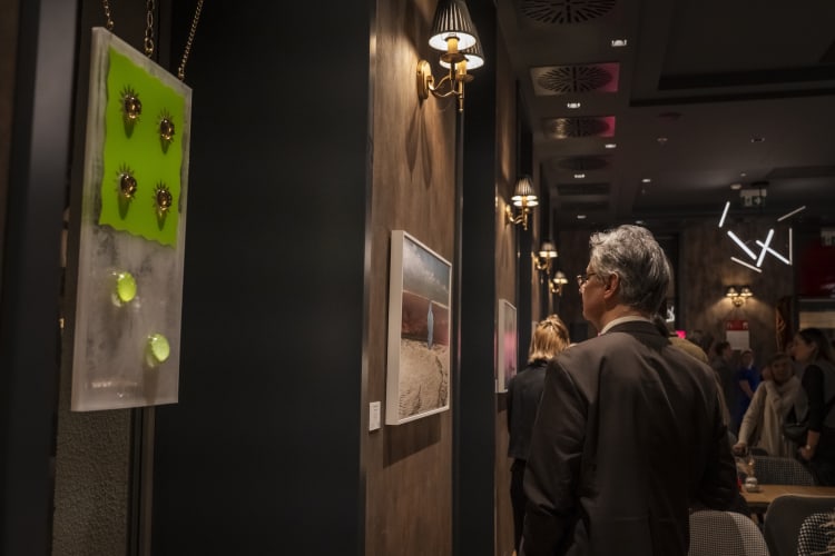 Ács Kinga-Noémi és Liz Miller munkái a Nő kendőzetlenül című kiállításon a Mabelle Caféban (fotó: Török Dániel)