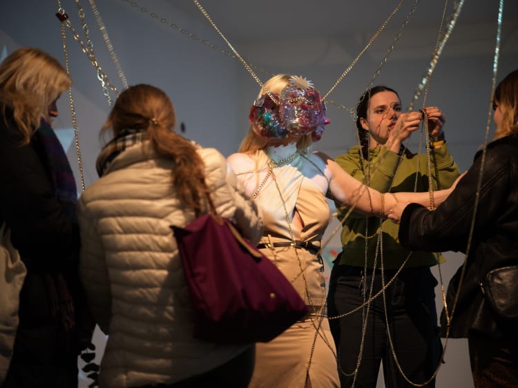 A Tükörasszony játszótere című tárlat megnyitó performansza (fotó: Bese)