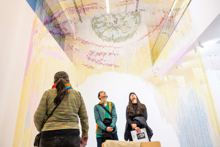 Látogatók a /formatíva kiállításon (forrás: MODEM)