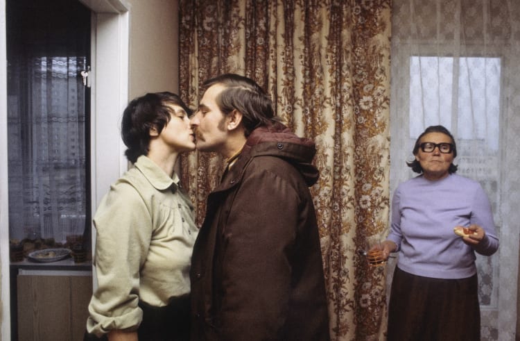 Gdańsk, 1980 novembere. Lech Wałęsa búcsúzik feleségétől, Danutától, mielőtt dolgozni indul a Szolidaritás Független Szakszervezet wrzeszczi irodájába. Jobbra Danuta Wałęsa édesanyja, Feliksa Gołoś (fotó: Chris Niedenthal)