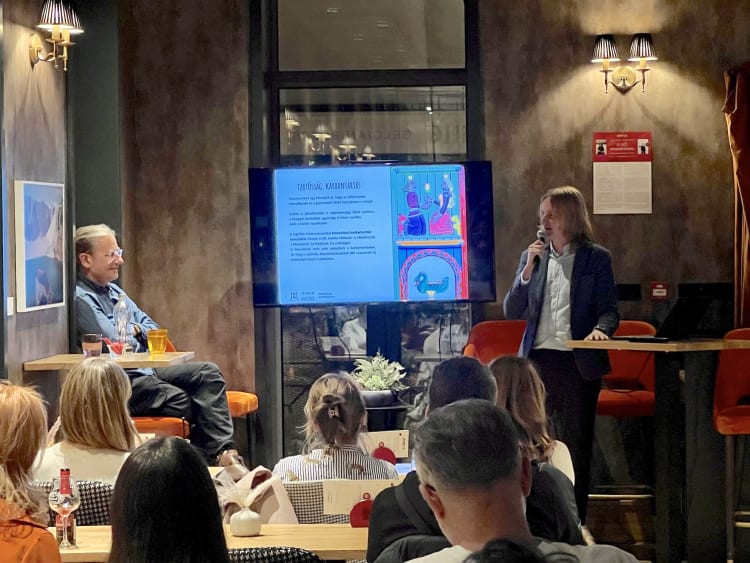 Kő Boldizsár és Kő Csikó előadást tart a MeseTerek játszótereiről (fotó: Art is Business)