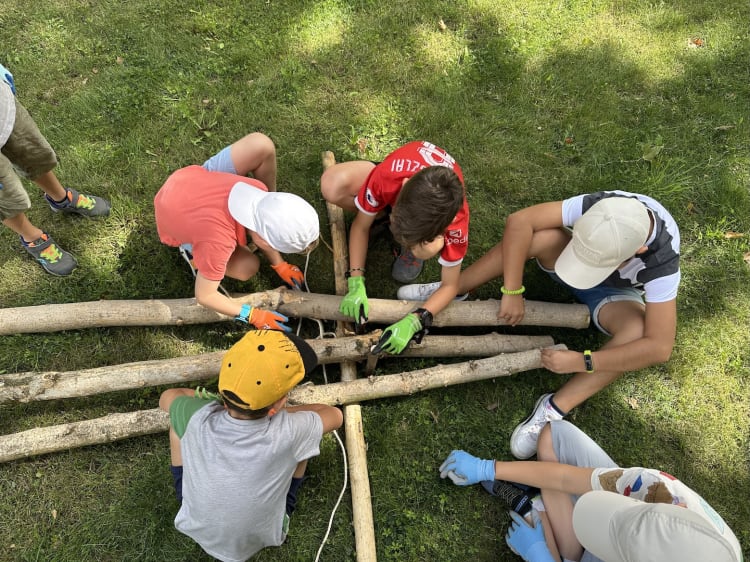 Résztvevők az Arkki Kunyhóépítő táborában (forrás: Arkki)