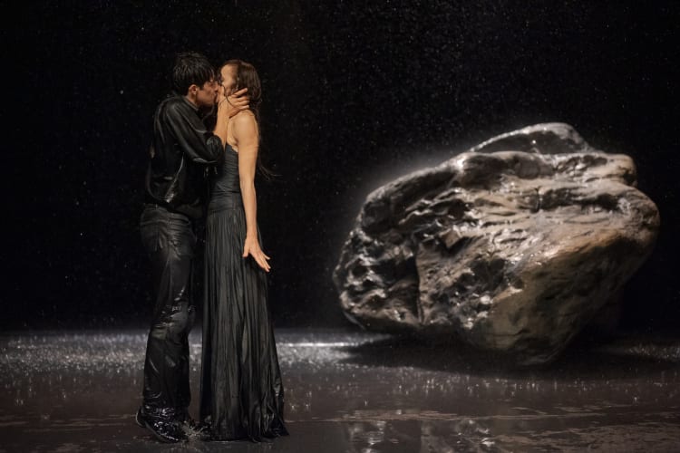 Részlet a Vollmond című előadásból (fotó: Martin Argyroglo)