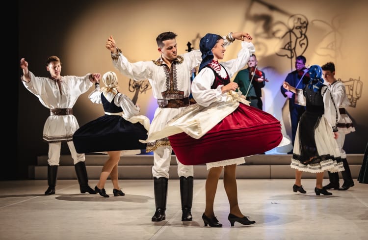 Részlet a Magyar Állami Népi Együttes Édeskeserű című előadásából